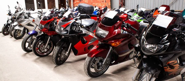 Deportes de colores carretera hermosas bicicletas en el espectáculo de motor —  Fotos de Stock