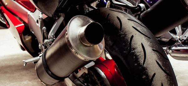 Выхлопная труба спортивного мотоцикла крупным планом в гараже — стоковое фото