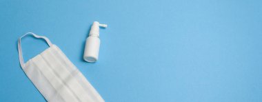 Tıbbi maske, şişede antiseptik, sprey, izole et.