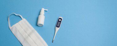 Tıbbi maske antiseptiği şişede, termometrede.