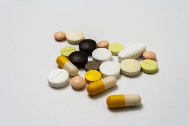 Beyaz arka planda renkli haplar ve kapsüller