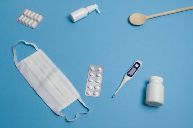 Tıbbi maske, kapsül, haplar, şişe, termometre.