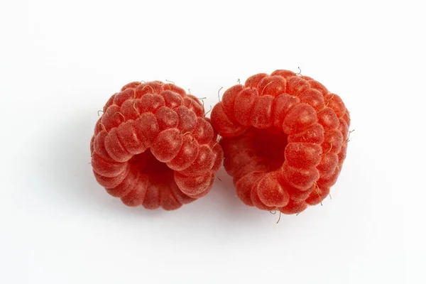 Reife Himbeeren isoliert auf weißem Hintergrund — Stockfoto