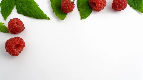 Ripe raspberries with leaves isolated — Stock Photo, Image