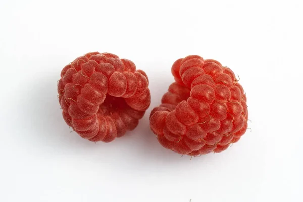 Спелые ягоды малины выделены на белом фоне — стоковое фото