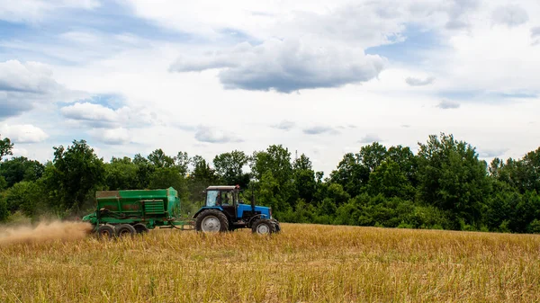 Tractor azul con trabajos de remolque en campo — Foto de Stock