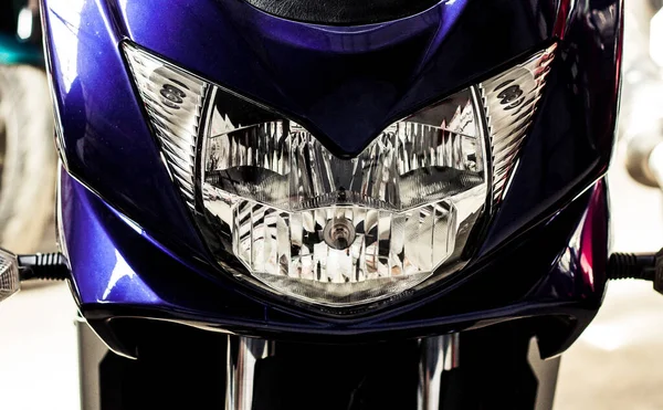 Grande Vista Frontale Del Faro Della Moto Nello Showroom Con — Foto Stock