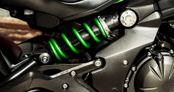 Zielony Amortyzator Sprężyną Czarny Cylinder Silnika Zbliżeniem Motocykla Częściowy Rower — Zdjęcie stockowe