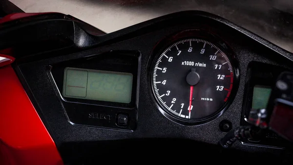 现代电子速度计和指针速度计与指示器运动摩托车上的手柄特写 红色仪表盘 带有里程表 行程表和道路自行车Rpm表 顶部视图 — 图库照片