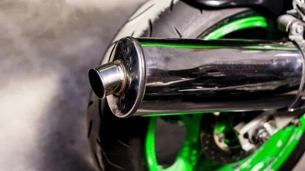 Chrom Auspuffrohr Bremsscheibe Grünes Leichtmetallrad Hinterrad Motorrad Rückseite Des Modernen — Stockfoto