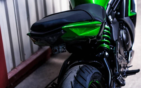 Parte Posteriore Una Moto Sportiva Ruota Sedile Ammortizzatore Luce Del — Foto Stock