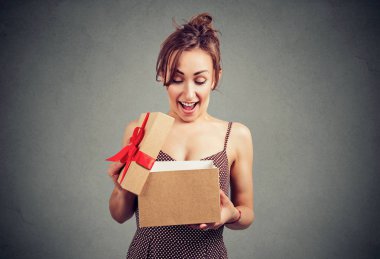 Güzel genç kadın bir hediye kutusu ile büyük bir hediye açılış