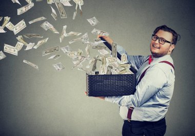 Uzak wealth yayılması uçmak için iş adamı doları banknot icar bir kutusunu açma bardaklarda heyecanlı 