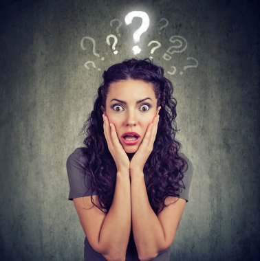 Şok korkmuş genç kadın kameraya bakarak pek çok soru vardır