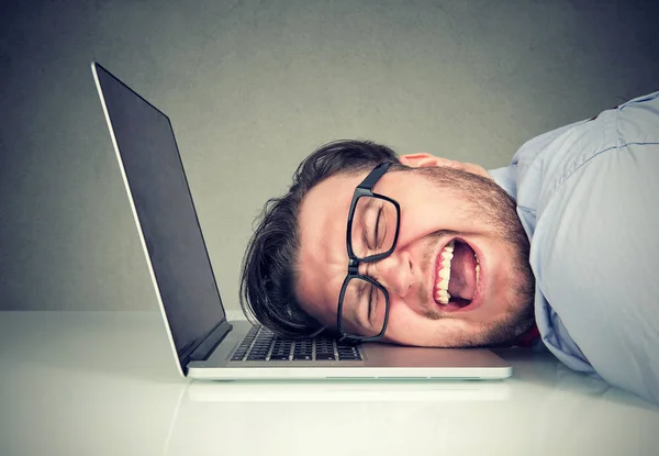 Stressade Medarbetare Ung Man Sitter Vid Skrivbord Med Huvud Laptop — Stockfoto