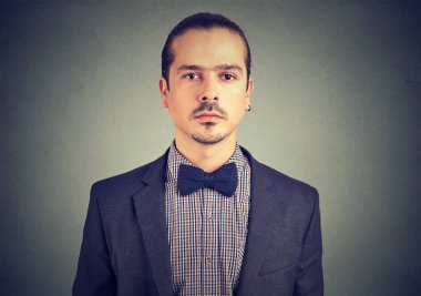 Genç yakışıklı şık ciddi bir adam portresi portre 