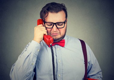 Telefonla konuşurken ve mutsuz his harap seyir kalbi kırık üzgün adam Genç sakallı 