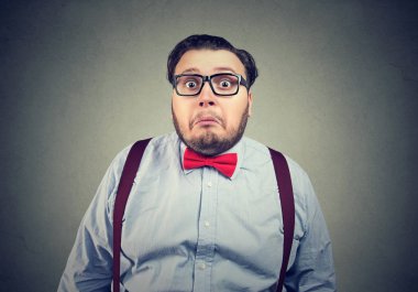 Papyon ve gri arka plan üzerinde çapraşık ve garip görünümlü gözlük komik obez adam. 