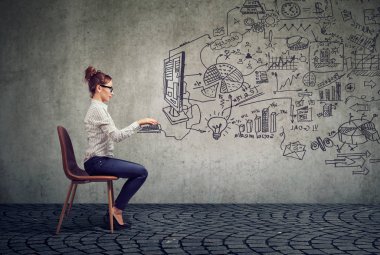 Genç işkadını office beyin fırtınası iş planı içinde çalışma 