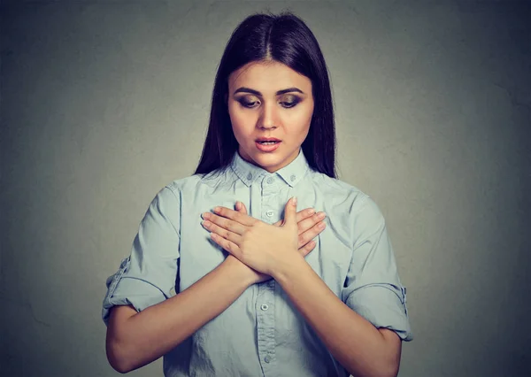 Jonge Vrouw Met Astma Aanval Respiratoir Probleem Geïsoleerd Een Grijze — Stockfoto