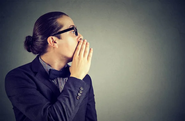 Junger Mann Der Den Mund Verdeckt Während Tratscht Und Flüstern — Stockfoto