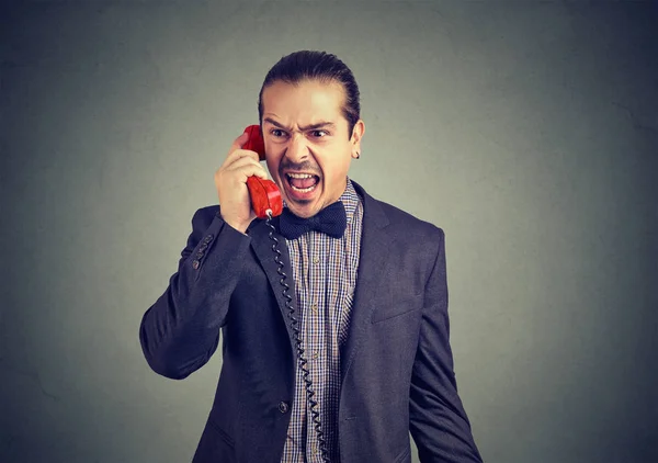 Mladý Rozhněvaný Obchodní Muž Křičí Telefonu — Stock fotografie