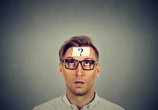 Myślenia Mężczyzna Okularach Znakiem Zapytania Patrząc Tle Szarej Ścianie — Zdjęcie stockowe