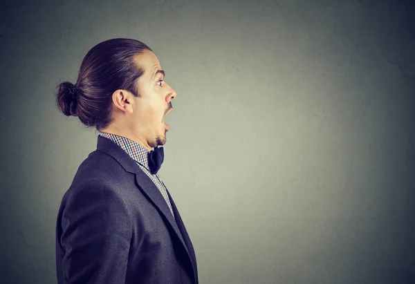 Perfil Lateral Chocado Jovem Empresário — Fotografia de Stock