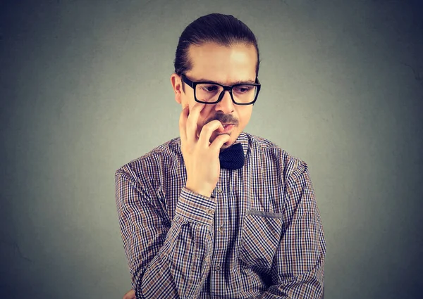 Primer Plano Retrato Nervioso Hombre Negocios Mordiendo Las Uñas Anhelando — Foto de Stock