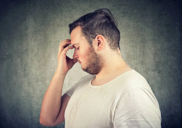 Zijaanzicht Van Overgewicht Jongeman Denken Oplossing Terwijl Wrijven Voorhoofd — Stockfoto