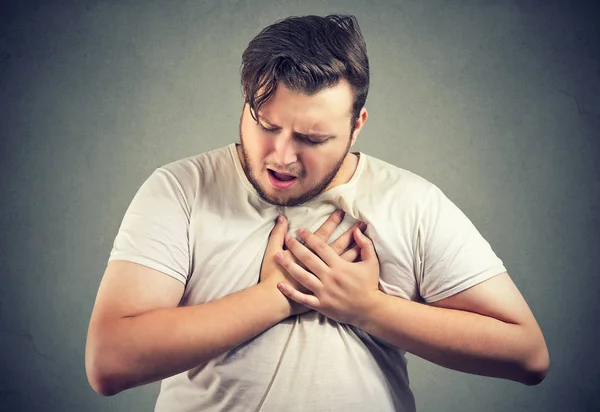 Joven Con Sobrepeso Cogido Mano Pecho Sufriendo Ataque Corazón Sobre — Foto de Stock