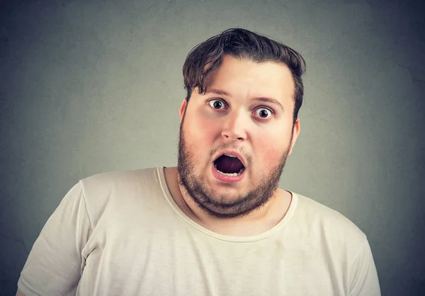 Nahaufnahme Eines Übergewichtigen Mannes Der Mit Geöffnetem Mund Auf Grauem — Stockfoto