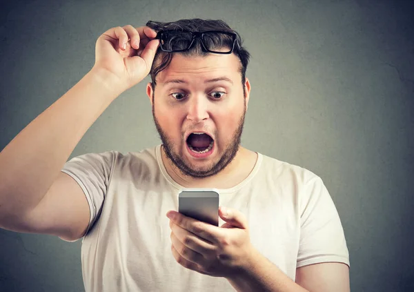 Super Förvånad Ung Man Med Övervikt Läsa Chockerande Nyheter Smartphone — Stockfoto