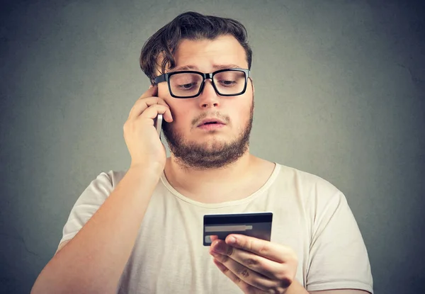 Jovem Gordinho Segurando Cartão Crédito Fazer Uma Compra Falar Smartphone — Fotografia de Stock