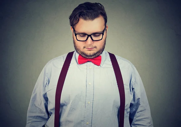 Gordito Excéntrico Hombre Arco Tiempo Usando Gafas Sosteniendo Cabeza Hacia —  Fotos de Stock