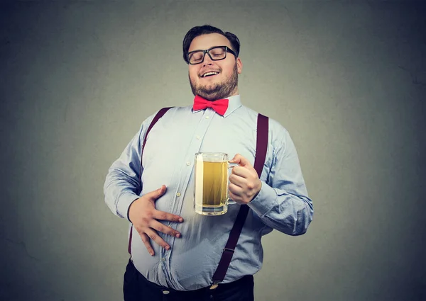 Jovem Homem Feliz Com Sobrepeso Com Barriga Bebendo Cerveja Desfrutando — Fotografia de Stock