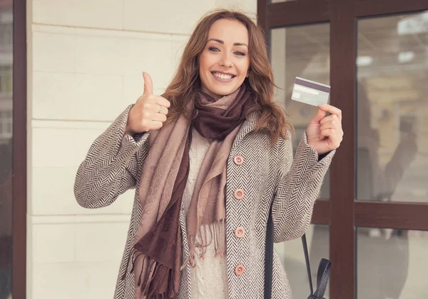 Stijlvolle Jongedame Verschijnen Nieuwe Creditcard Bedrijf Duim Opgewonden Met Winkelen — Stockfoto