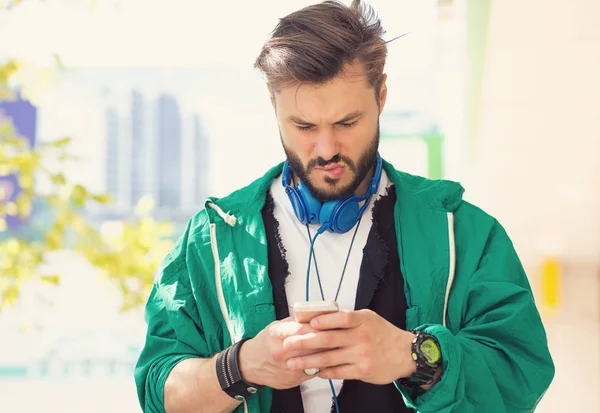 Portret Van Een Ernstig Verwarde Man Texting Praten Mobiele Telefoon — Stockfoto