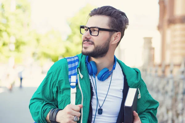 Hipster Ung Man Vandrar Staden — Stockfoto