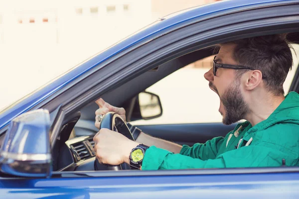 側プロファイル怒っている流行に敏感な男性ドライバー 人間の負の感情に直面する式 — ストック写真