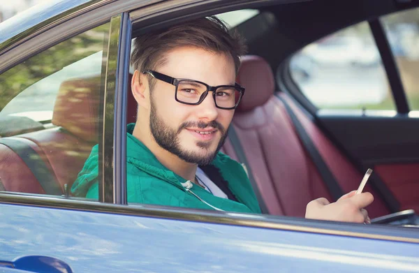 Uomo Hipster Casual Seduto Macchina Con Smartphone Che Guarda Macchina — Foto Stock