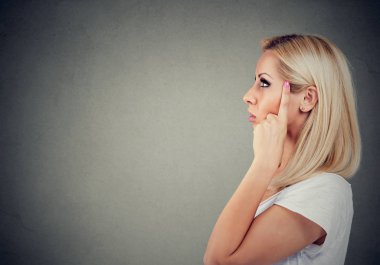 Genç sarışın kadının parmak ve fikirlerini ve düşüncelerini ararken Tapınağı dokunmadan profili