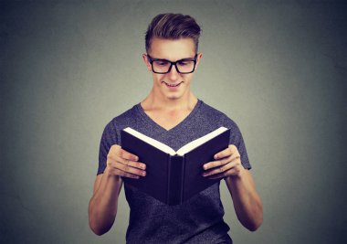 İlginç kitap gri arka plan üzerinde okuma zevk gözlük yakışıklı casual adam