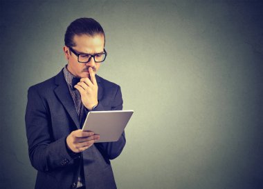 Bir fikir sörf tablet bilgisayar sırasında beyin fırtınası ve strateji bina dudakları dokunmadan bardaklarda resmi adam. 