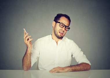 Adam beyaz gömlek ve yapması ve telefon görüşmesi yaparken konuşma ortak görmezden gözlük