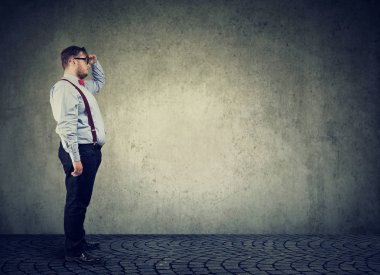 Resmi giyim uzakta yeni fırsatlar ve strateji için iş planı seyir içinde bir iş adamı yan görünüm