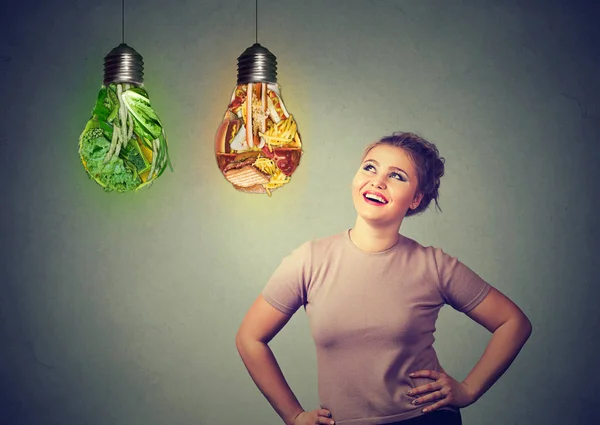 Jeune Fille Potelée Regardant Les Ampoules Avec Salade Verte Malbouffe — Photo