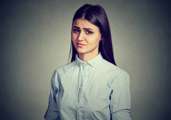 Chica Casual Mirando Muy Escépticamente Cámara Con Expresión Molestia Malentendido — Foto de Stock