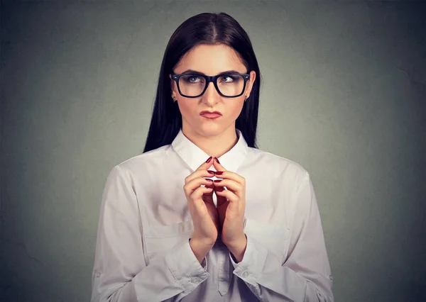 Joven Chica Astuta Gafas Tomados Mano Mirando Hacia Arriba Pensamientos — Foto de Stock