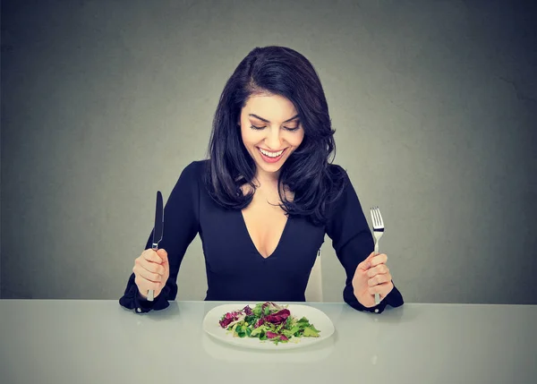 Mooie Brunette Vergadering Aan Tafel Opgewonden Kijken Aan Plaat Met — Stockfoto